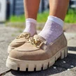 Beżowe skórzane POLSKIE mokasyny damskie, półbuty na traperze ze złotym łańcuchem DEONI P160