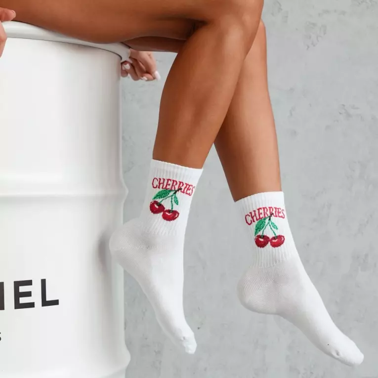 Białe skarpetki damskie cherries 1171