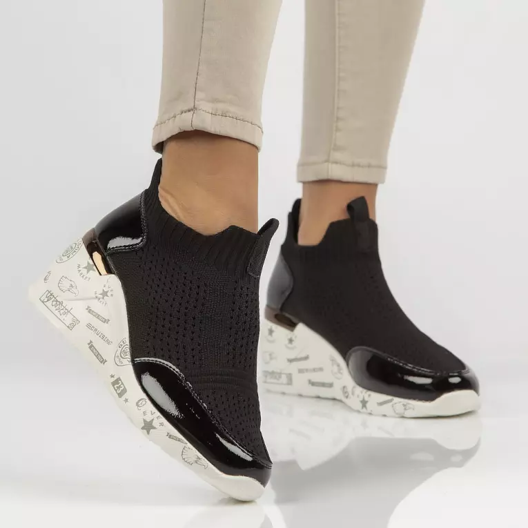 Czarne sneakersy damskie na koturnie FILIPPO DP3551/22